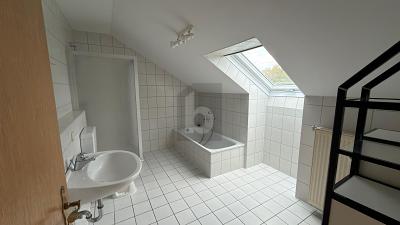 FRISCH RENOVIERT  SCHÖNE AUSSICHT MIT STELLPLATZ - Dachgeschoßwohnung Bad Emstal | Angebot:25278687