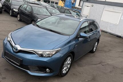 Toyota Auris 98.000 km 11.999 &euro; Paderborn 33100