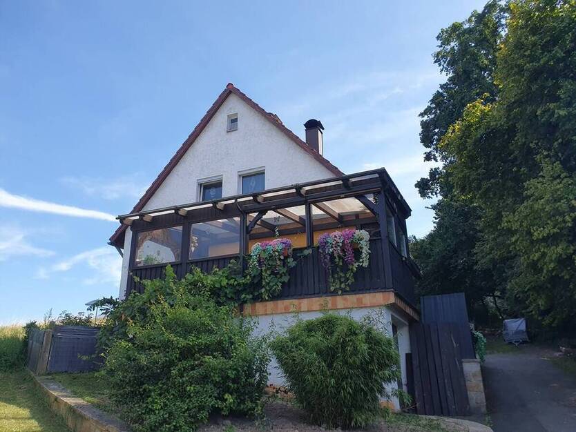 Freistehendes Einfamilienhaus mit zwei Garagen in ruhiger, naturverbundener Lage im Gemeindegebiet Bindlach