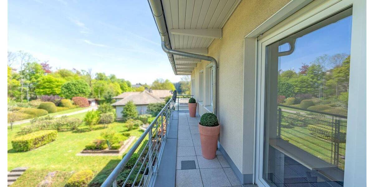 Hochwertige Penthouse-Wohnung mit großem Balkon und Kfz-Stellplätzen 3 zimmer