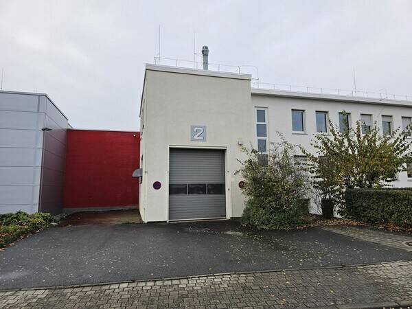 Gewerbeimmoblie mit Hallen- und Büroflächen zimmer