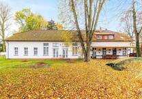 Zehn GästeZimmer, FerienWohnung, BarKüche, Parkgrundstück: Pension mit Landgasthaus in Dargelin