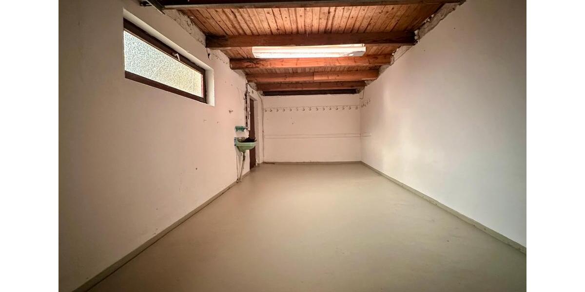 Großz.EFH, Nettokaltmiete 1.350,-€mtl. o. Kaufpreis. 285.000,-€ 5.5 zimmer