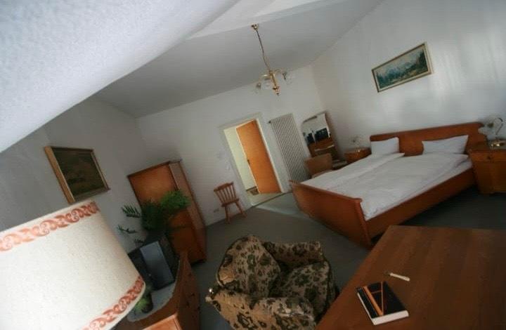 Villa Neuhaus am Rennweg - 23 Zimmer, 1.100 m&sup2;, 350.000&euro; | Angebot:25905362