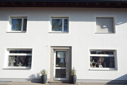 Attraktive Gewerbefläche in 83416 Saaldorf - Parkplätze vor dem Haus! Frei ab 01.04.2026 - Gewerbeobjekt Saaldorf-Surheim Surheim | Angebot:23165437