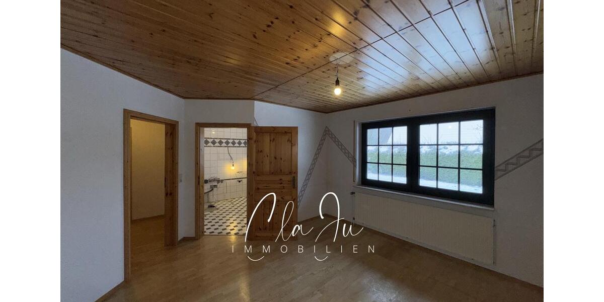 In Renovierung: Großzügige Erdgeschosswohnung mit Garten und Carport 4 zimmer