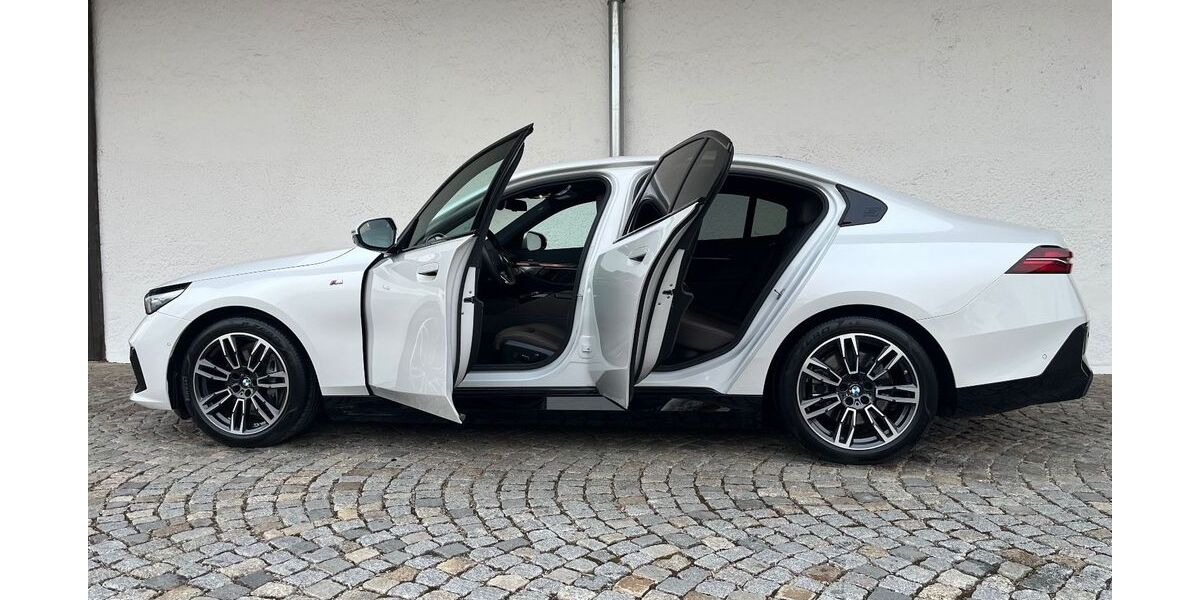 BMW i5 12.705 km 51.900 &euro; München 81245