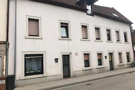 Neustadt a.d. W - Dachgeschoßwohnung, einfache Ausstattung