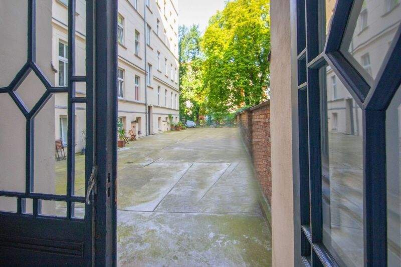 Husemannstraße am Kollwitzplatz: bezugsfreie Verkaufsräume im Vorderhaus in schönem Altbau zimmer