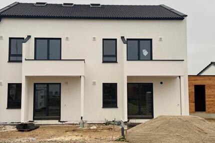 Erstbezug: Moderne 3-Zimmer-Wohnung mit Balkon in Kirchroth zimmer