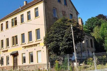 Mehrfamilienhaus mit Bauland und vielen individuellen Nutzungsmöglichkeiten