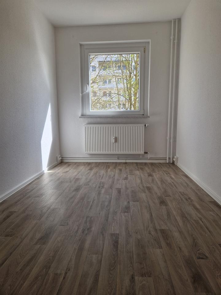 Schicke 5 - Raumwohnung mit Balkon in der Sachsenallee 92 zu vermieten! zimmer
