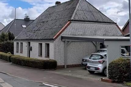 Einfamilienhaus mit Garten und angrenzender Halle zimmer