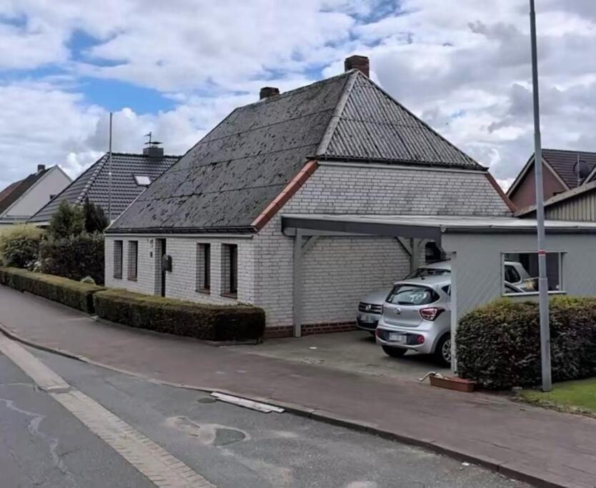 Einfamilienhaus mit Garten und angrenzender Halle zimmer