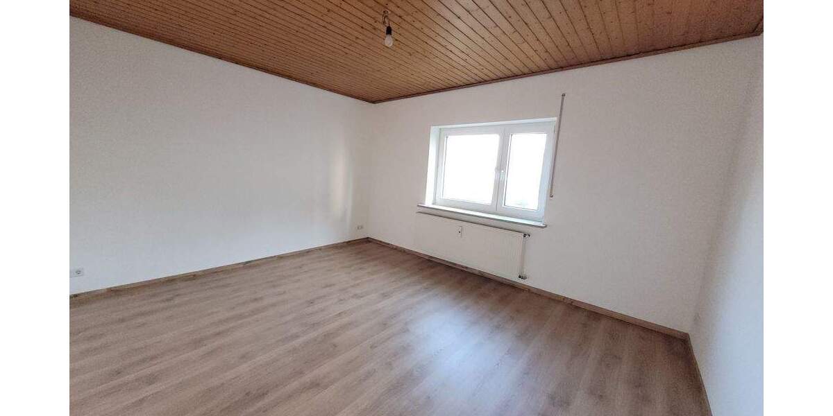 * CHARMANT - NEU RENOVIERT - SOFORT BEZUGSFÄHIG * schöne 3 Zi.-Wohnung mit GARAGE in SC-WOLKERSDORF 3 zimmer