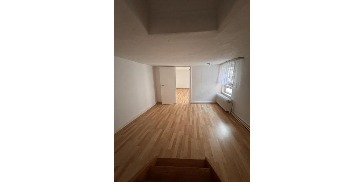 Etagenwohnung Bad Hersfeld - 7 Zimmer, 140 m&sup2;, 850&euro; | Angebot:25025005