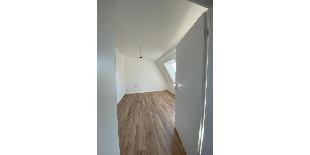 Dachgeschoßwohnung Bremerhaven - 4 Zimmer, 109 m&sup2;, 740&euro; | Angebot:26131237