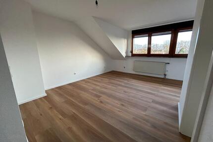 MODERNISIERTE 3 Zimmer Wohnung - 65 QM - MIT STELLPLATZ & GARTEN