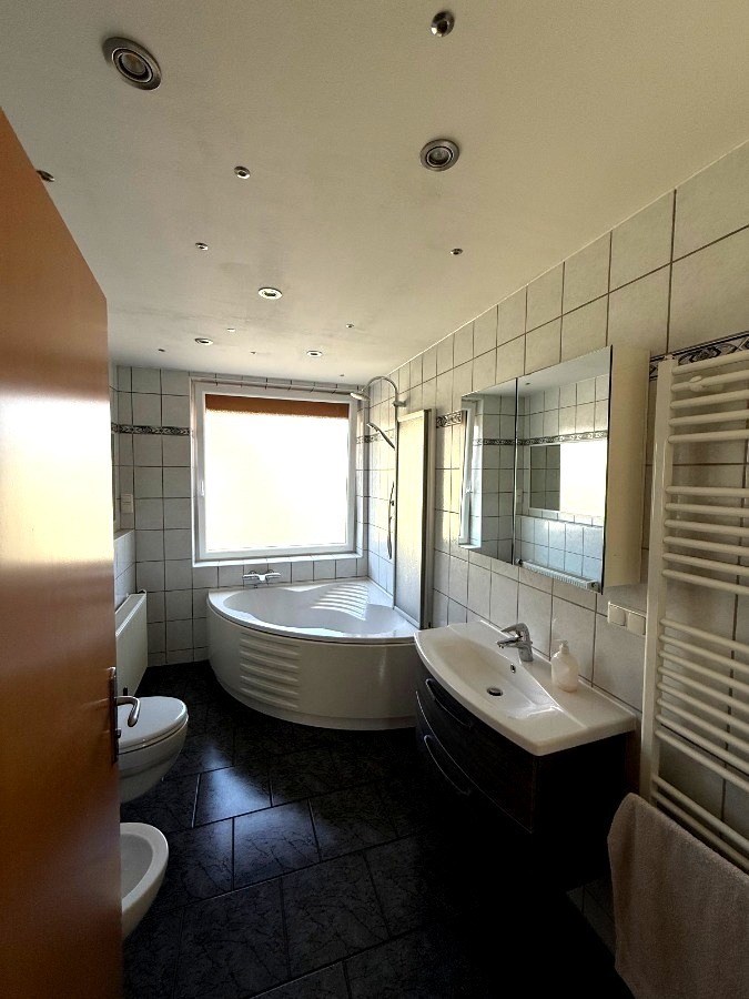 Stilvolle DHH klimatisiert mit Garten, Terrasse & Keller – 4 Etagen in bester Lage