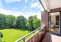 Solide Eigentumswohnung mit Balkon, Fahrstuhl und Einzelgarage an der Wandse