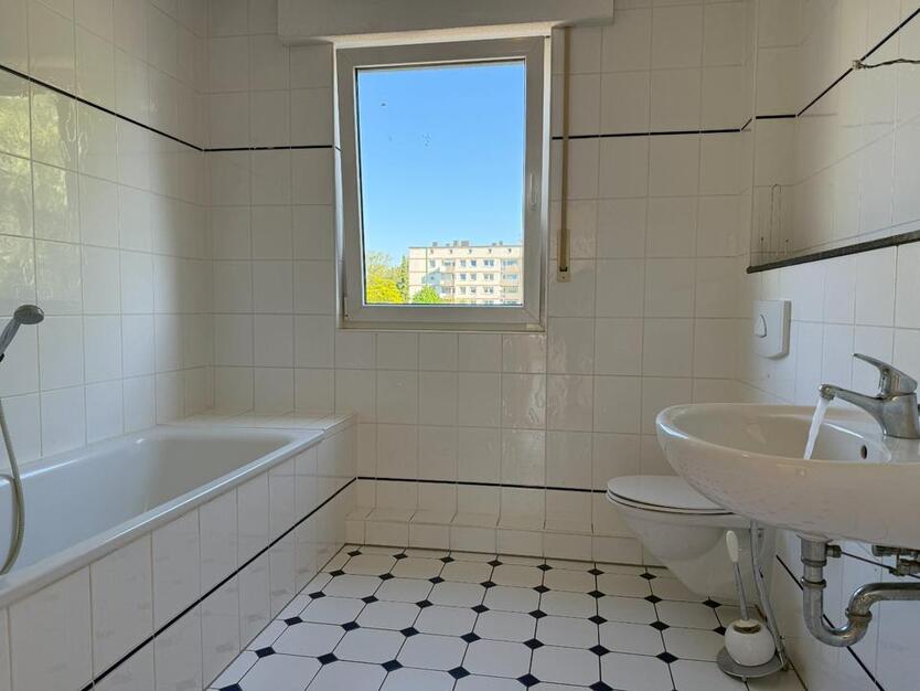 3,5Zimmerwohnung, Balkon, EBK und Garage! Provisionsfrei!!
