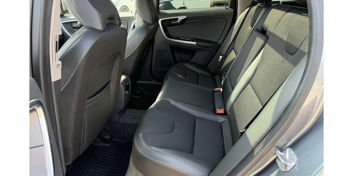 Volvo XC60 Momentum AWD / SitzH / Panorama 104.000 km 20.490 &euro; Donauwörth 86609