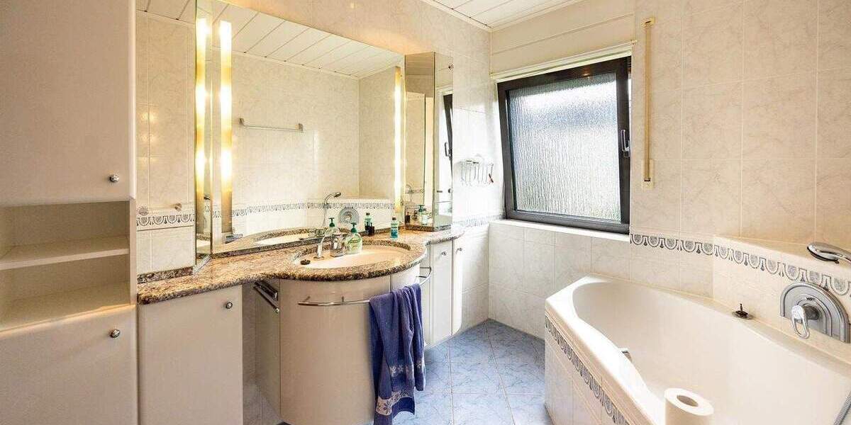 Winkelbungalow mit Einlieger, Doppelgarage, Photovoltaik und schönem Garten 6 zimmer