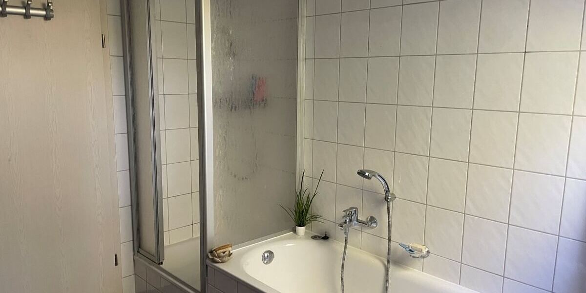 Gepflegte DG-Wohnung mit EINBAUKÜCHE, Balkon und Tageslicht-Bad ab 01.12. frei! 2 zimmer