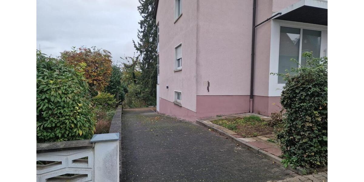 EG-Wohnung 2 Garagen,4 Stellplätze und Garten 3 zimmer