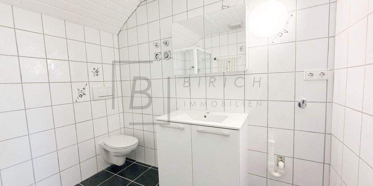 Ideal für Pendler: Ruhige 2,5-Zimmer-DG-Wohnung in Staig - nahe A7, mit neuer Küche & Dachterrasse 2 zimmer