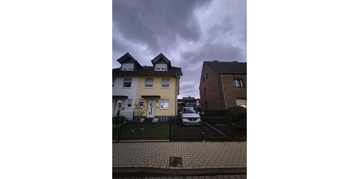 Gepflegte Doppelhaushälfte mit Garten und Stellplätze 5 zimmer