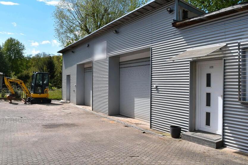 Gewerbehalle mit Büro, Garage & Stellplätzen