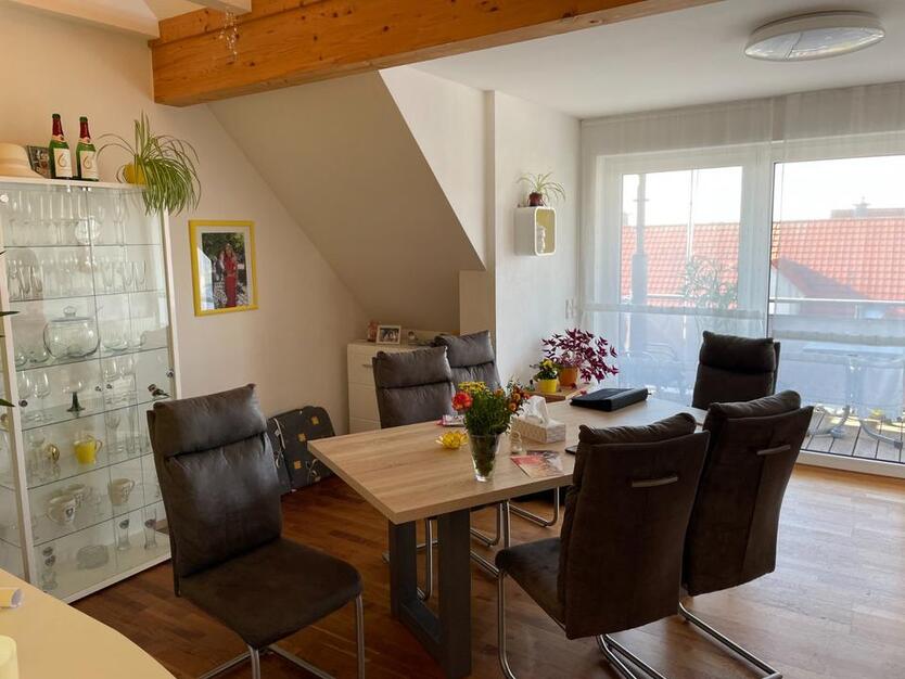 Sonnige, hochwertig ausgestattete Wohnung mit Balkon und Garage zimmer