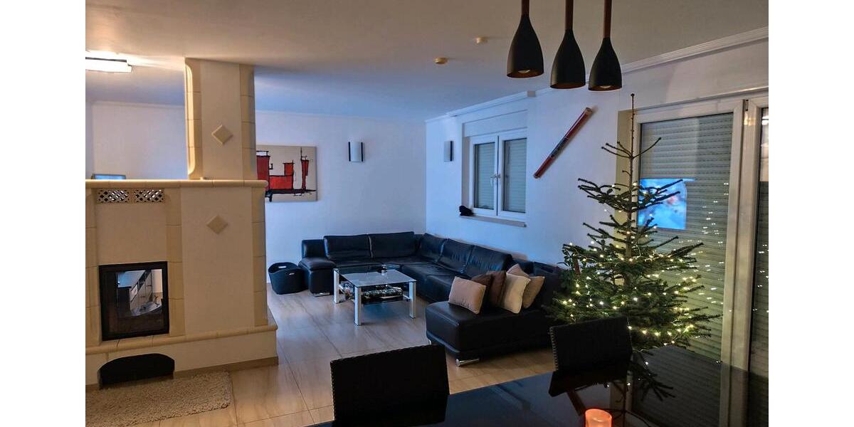 Große, möblierte WG-Zimmer in einem 3-stöckigen Haus 1 zimmer