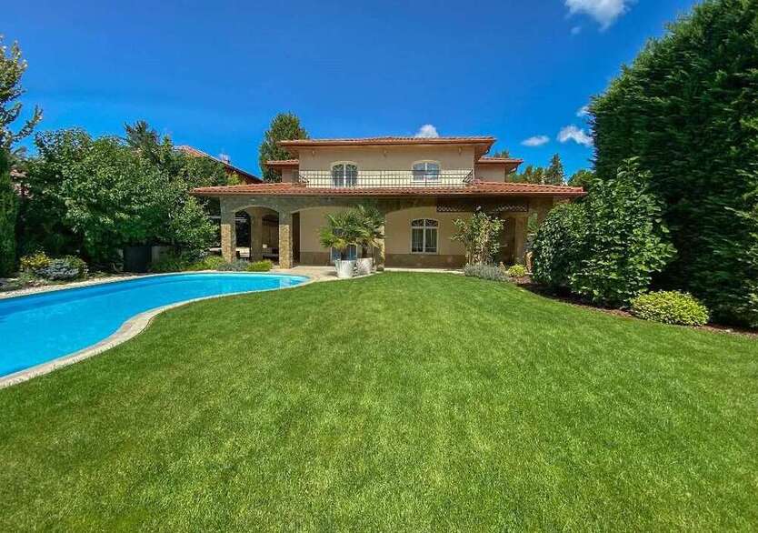 Haus zum Kaufen in Göd 907.000 € 426 m²