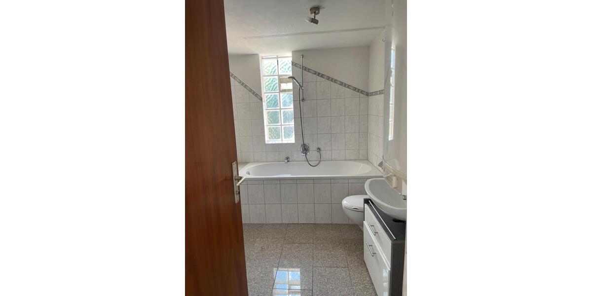 Dachgeschoßwohnung Bad Boll - 2.5 Zimmer, 69 m&sup2;, 179.000&euro; | Angebot:27426933