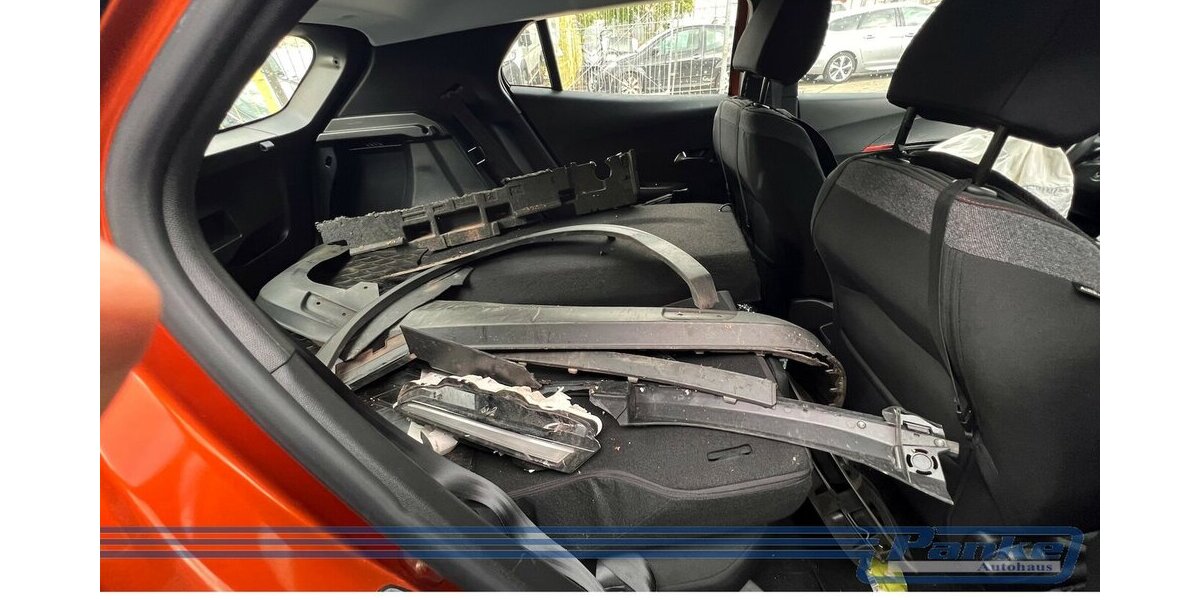 Peugeot 2008 1.2 PureTech 100 Active Pack*Unfall* 21.200 km 6.380 &euro; Berlin 13187