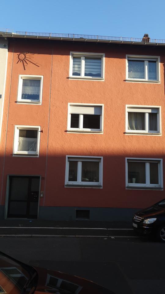 Zentrale 4 Zimmer Wohnung mit eigenem Garten + Dachgeschoss