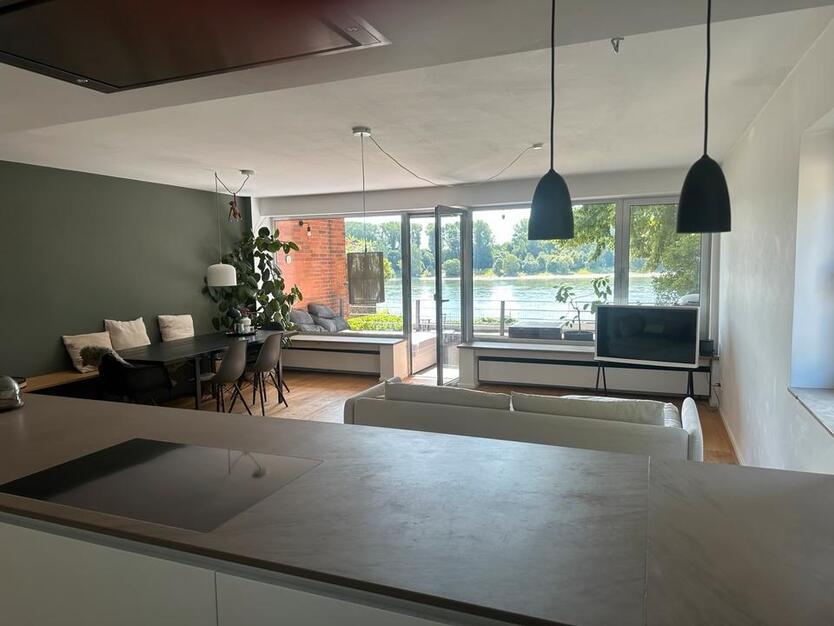 Exklusive Rarität direkt am Rhein -Wohnen mit unverbaubarem Blick