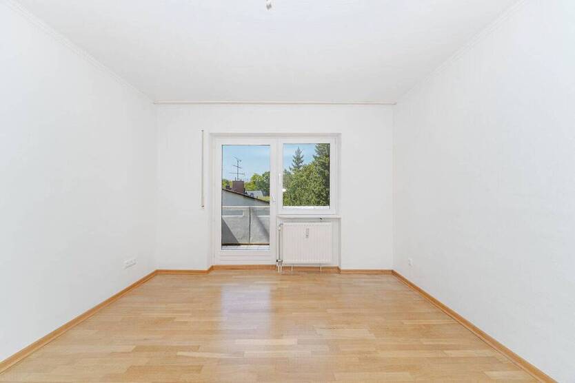 Großzügige und sehr gepflegte 4-Zimmer-Wohnung mit 2 Balkonen und Einbauküche.