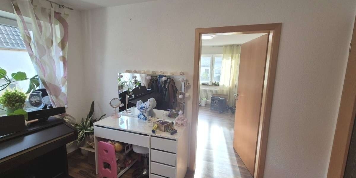 Großzügiges Wohnen für zwei Generationen: Poolbereich mit Poolbar und barrierefreiem EG - Zweifamilienhaus Katzweiler | Angebot:27131010
