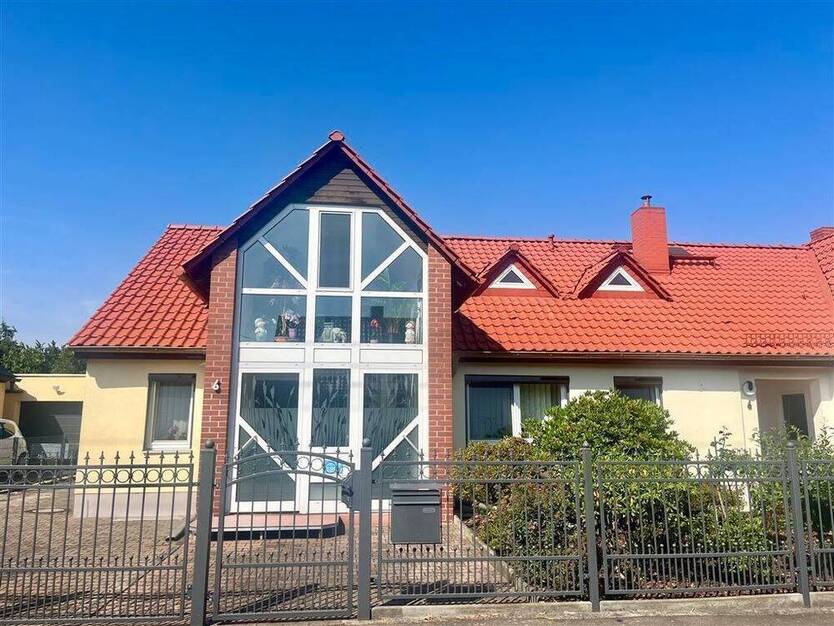 Anspruchsvolles EFH - ehem. Praxis mit Wohnhaus, Keller, Gartenhaus, GarageCarport + toller Garten!