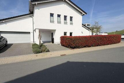 Haus Bad Camberg - 8 Zimmer, 459 m&sup2;, 3.200&euro; | Angebot:26249396