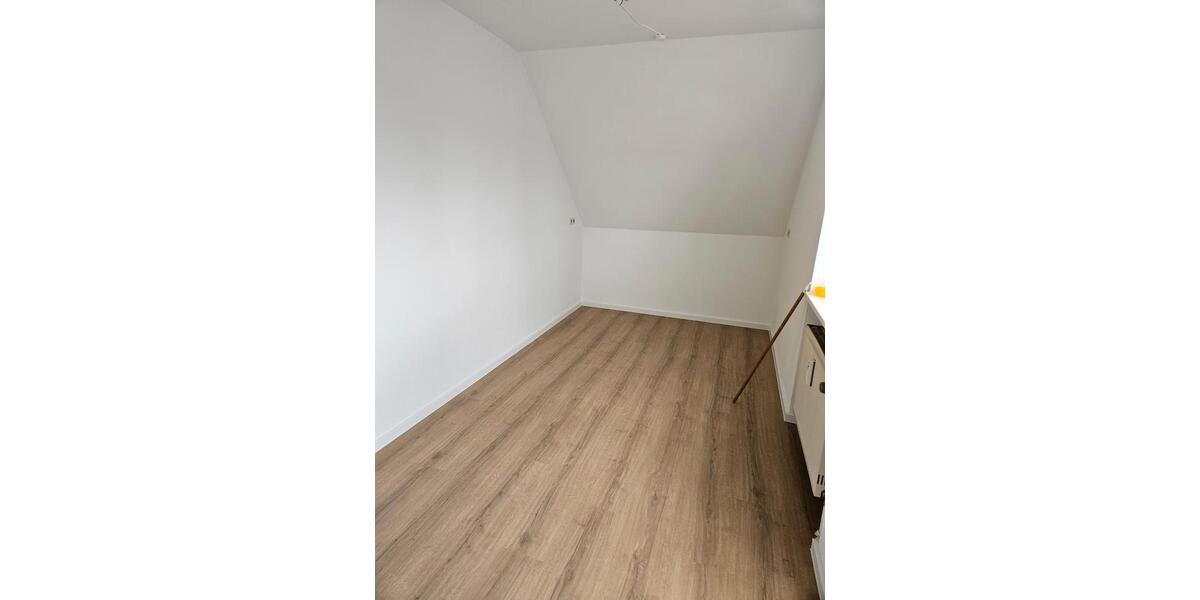 Dachgeschoßwohnung Regenstauf - 3 Zimmer, 92 m&sup2;, 900&euro; | Angebot:26033511