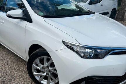 Toyota Auris 61.612 km 11.990 &euro; Berlin 13089