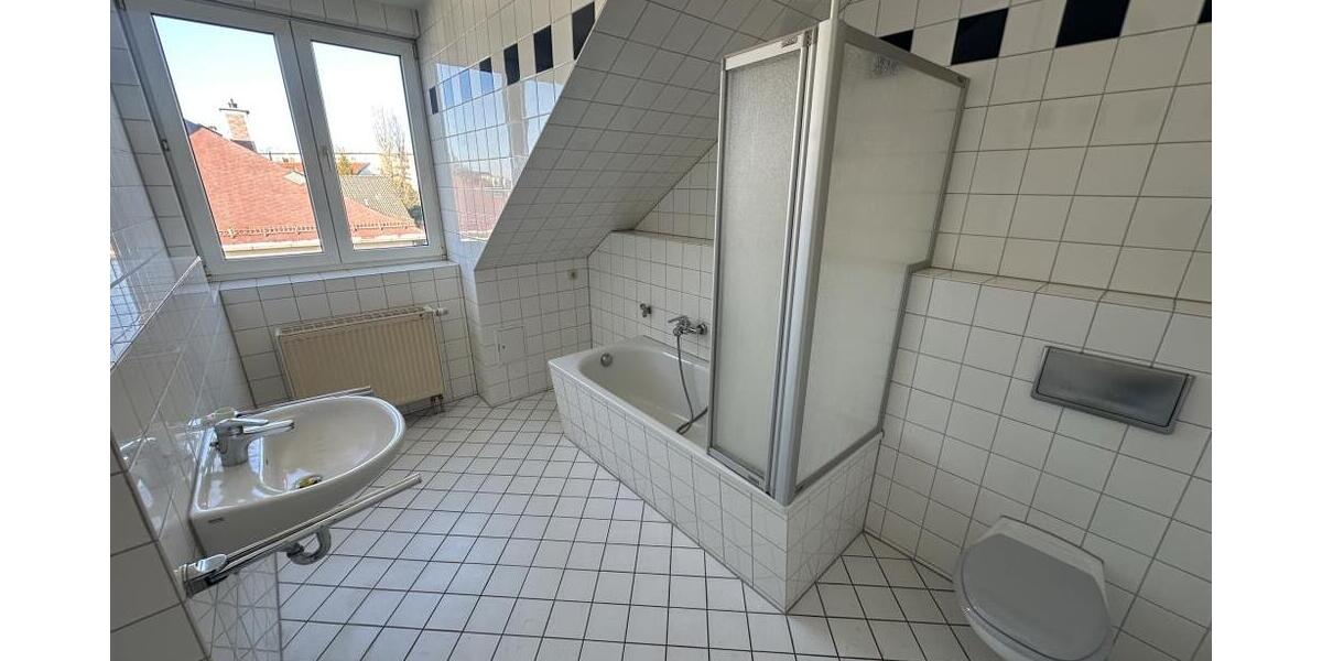 Sehr helle 2 Raum-Whg. mit Ausblick über die Stadt und Garage und *Bungalow auf dem Grundstück - Dachgeschoßwohnung Gera Ostviertel | Angebot:26334867