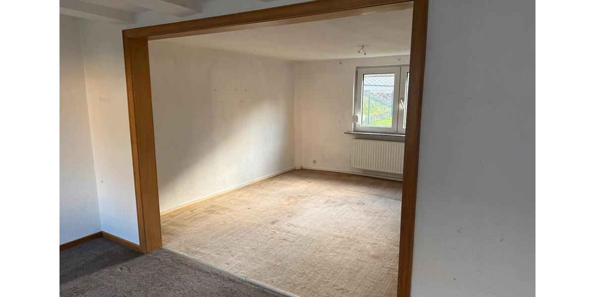 Einfamilienhaus mit 2 Garagen und großem Garten in Struthütten 6 zimmer