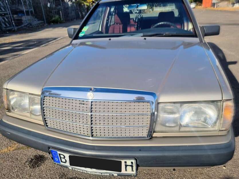 Mercedes-Benz 190 199.000 km 5.250 € Berlin 12047