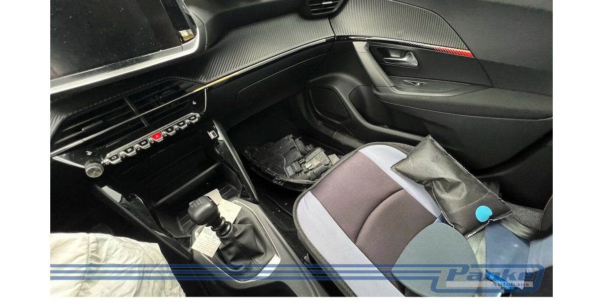 Peugeot 2008 1.2 PureTech 100 Active Pack*Unfall* 21.200 km 6.380 &euro; Berlin 13187