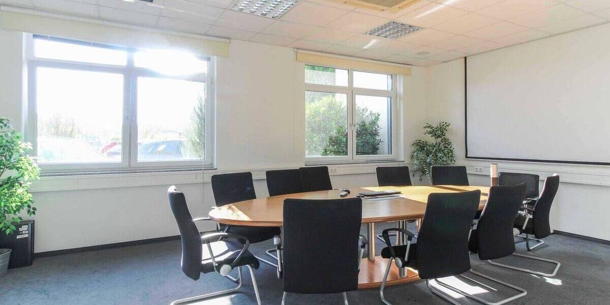 Moderne und sehr gepflegte Büro- und Produktionsimmobilie in beliebter Gewerbelage von Hildesheim zimmer